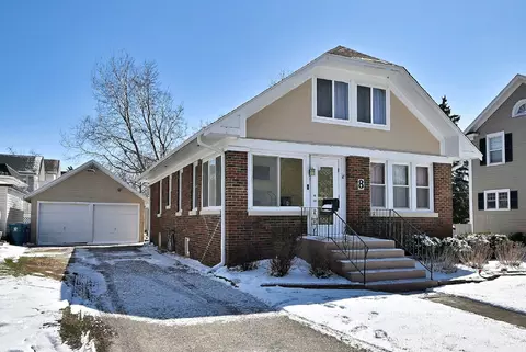 8 S Commonwealth Ave, Aurora, IL 60506