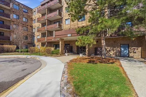 720 Wellington Ave #405, Elk Grove Village, IL 60007