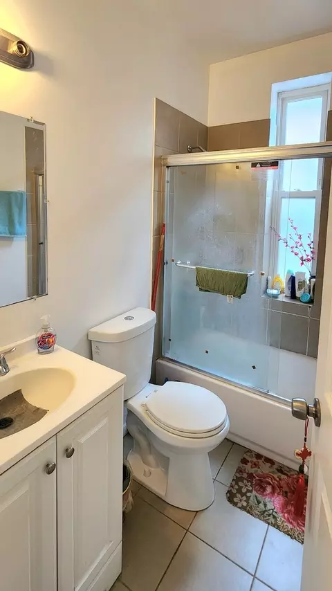 Bath - Undisclosed, Chicago, IL 60608 photo 1 of 2