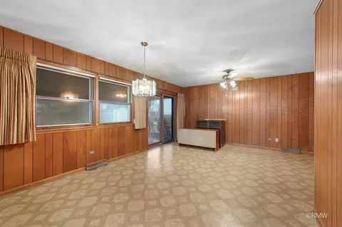 Other - 910 S Robert Dr, Mount Prospect, IL 60056 photo 2 of 7