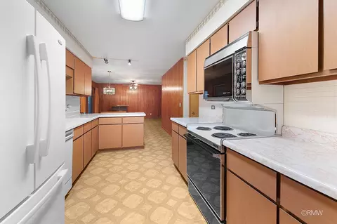 Kitchen - 910 S Robert Dr, Mount Prospect, IL 60056 photo 2 of 3