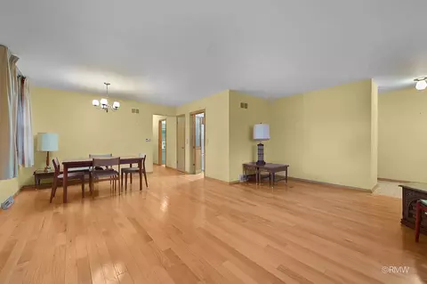 Living - 910 S Robert Dr, Mount Prospect, IL 60056 photo 3 of 3