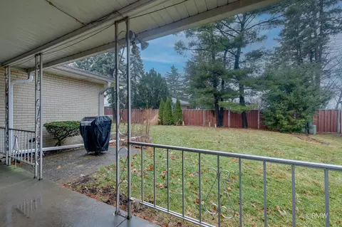 Exterior - 910 S Robert Dr, Mount Prospect, IL 60056 photo 4 of 5