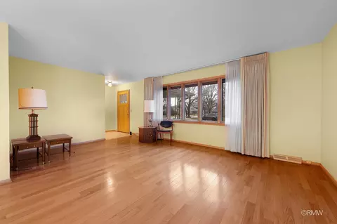 Living - 910 S Robert Dr, Mount Prospect, IL 60056 photo 1 of 3