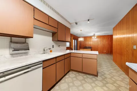 Kitchen - 910 S Robert Dr, Mount Prospect, IL 60056 photo 3 of 3