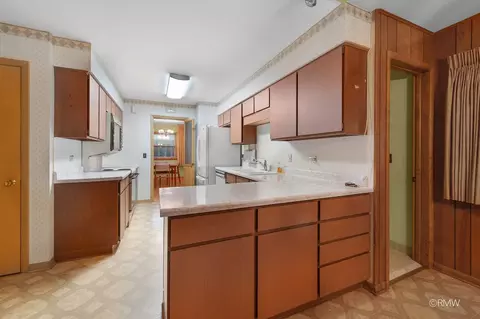 Kitchen - 910 S Robert Dr, Mount Prospect, IL 60056 photo 1 of 3