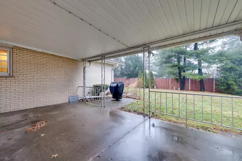 Exterior - 910 S Robert Dr, Mount Prospect, IL 60056 photo 3 of 5
