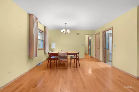 Dining - 910 S Robert Dr, Mount Prospect, IL 60056 photo 1 of 2