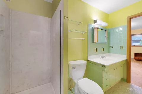 Bath - 910 S Robert Dr, Mount Prospect, IL 60056 photo 1 of 2