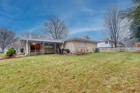 Exterior - 910 S Robert Dr, Mount Prospect, IL 60056 photo 2 of 5