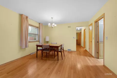 Dining - 910 S Robert Dr, Mount Prospect, IL 60056 photo 2 of 2