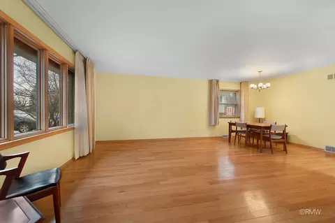 Living - 910 S Robert Dr, Mount Prospect, IL 60056 photo 2 of 3