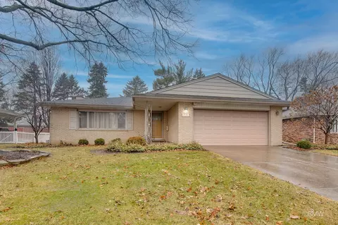 910 S Robert Dr, Mount Prospect, IL 60056
