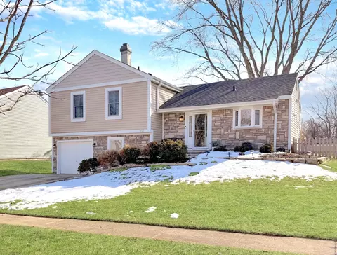 104 E Mcclellan St, Bartlett, IL 60103