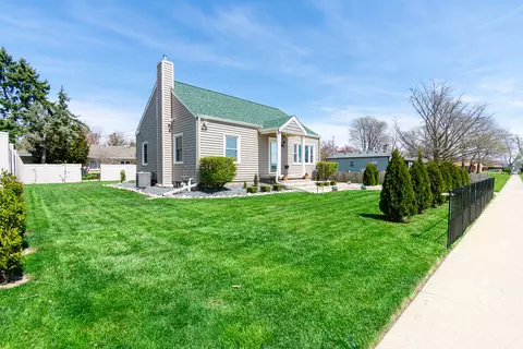 Exterior - 2110 E Oakland Ave, Bloomington, IL 61701 photo 4 of 5
