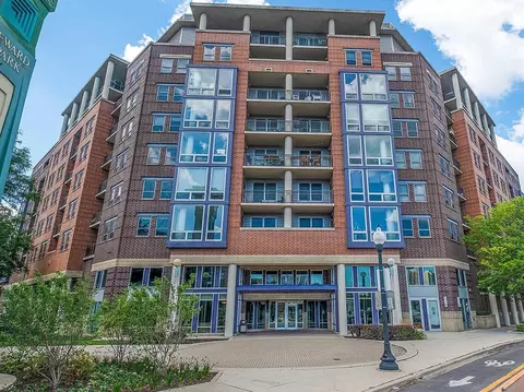 437 W Division St #806, Chicago, IL 60610
