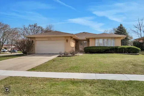8651 Ailsworth Dr, Darien, IL 60561