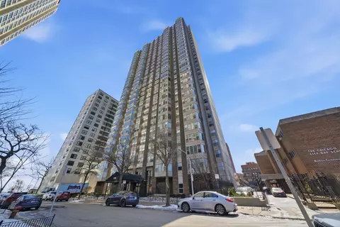 525 W Hawthorne Pl #2707, Chicago, IL 60657
