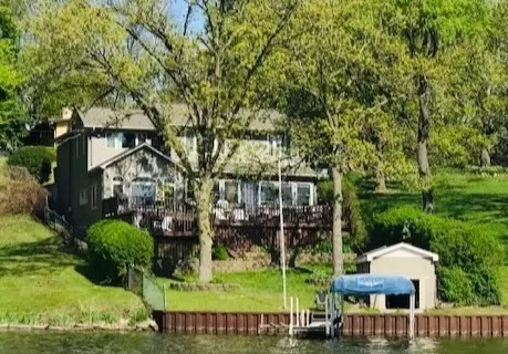 4713 E Lake Shore Dr, Wonder Lake, IL 60097
