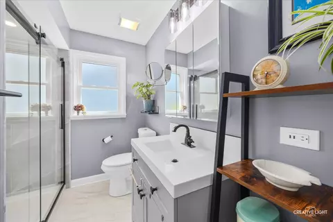 Bath - 124 S Rosedale Ave, Aurora, IL 60506 photo 1 of 2