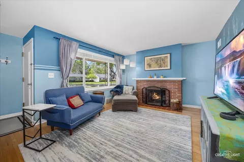 Living - 124 S Rosedale Ave, Aurora, IL 60506 photo 1 of 2
