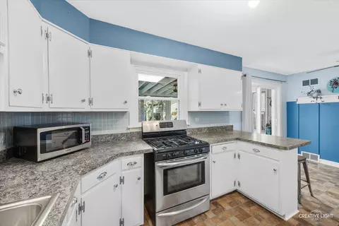 Kitchen - 124 S Rosedale Ave, Aurora, IL 60506 photo 2 of 3
