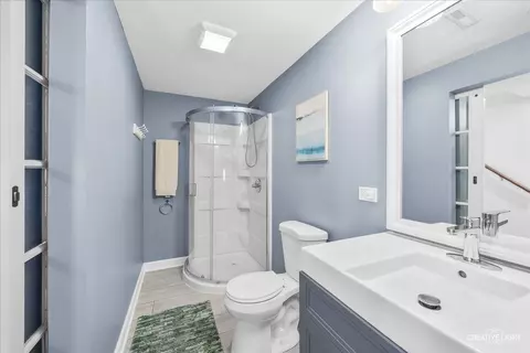 Bath - 124 S Rosedale Ave, Aurora, IL 60506 photo 2 of 2