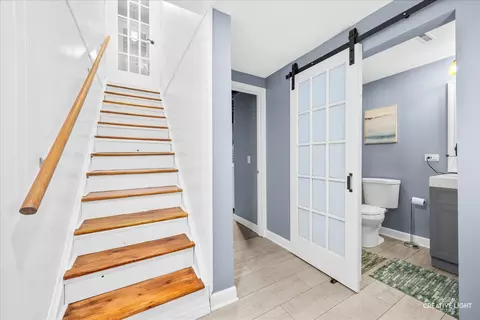 Entry Way - 124 S Rosedale Ave, Aurora, IL 60506 photo 2 of 2