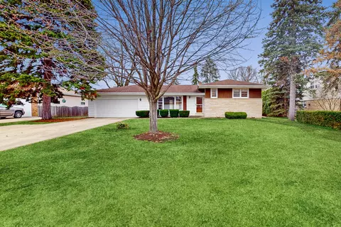 4 N163 5th Ave, Addison, IL 60101