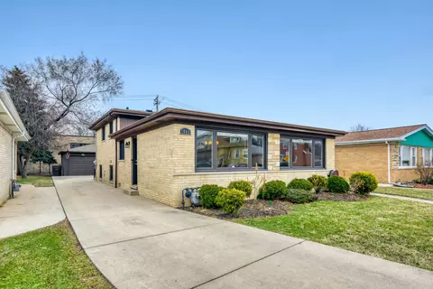 7065 N Hamlin Ave, Lincolnwood, IL 60712