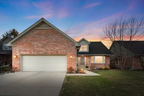 925 Wedgewood Dr, Crystal Lake, IL 60014