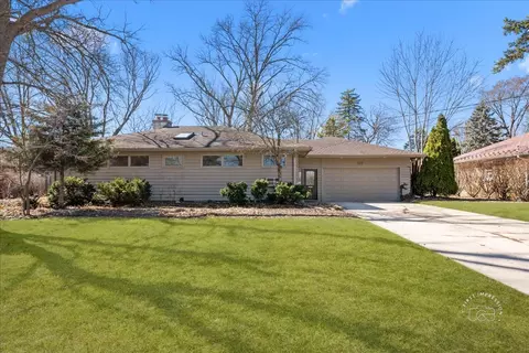 337 Republic Rd, Batavia, IL 60510