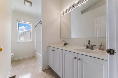 Bath - 9 Greyshire Ct, Algonquin, IL 60102 photo 3 of 4