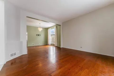 Living - 9 Greyshire Ct, Algonquin, IL 60102 photo 2 of 6