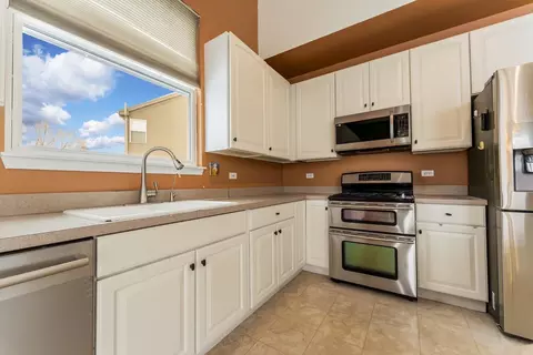 Kitchen - 9 Greyshire Ct, Algonquin, IL 60102 photo 2 of 2