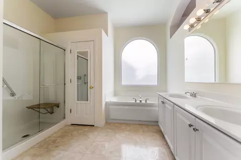 Bath - 9 Greyshire Ct, Algonquin, IL 60102 photo 1 of 4