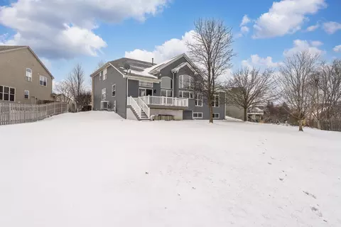 Exterior - 9 Greyshire Ct, Algonquin, IL 60102 photo 2 of 3