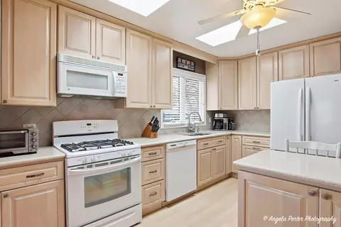 Kitchen - 3114 Riverstream Dr, Mchenry, IL 60050 photo 3 of 6