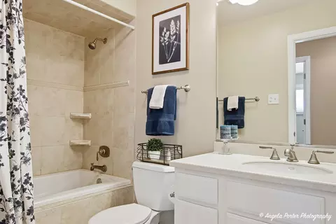 Bath - 3114 Riverstream Dr, Mchenry, IL 60050 photo 2 of 3