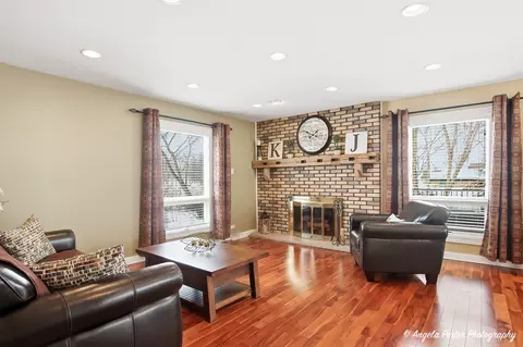 Living - 3114 Riverstream Dr, Mchenry, IL 60050 photo 2 of 3