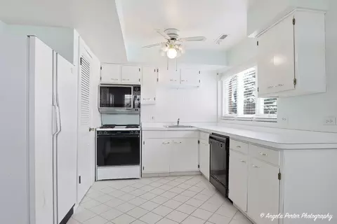 Kitchen - 3114 Riverstream Dr, Mchenry, IL 60050 photo 5 of 6