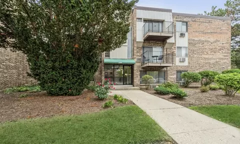 1459 N Winslowe Dr #301, Palatine, IL 60074
