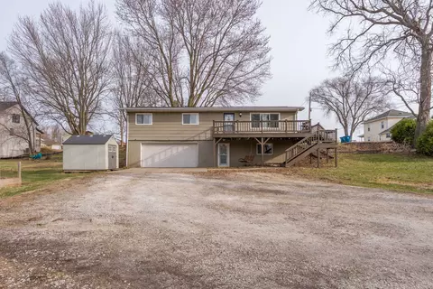 214 S 3rd St, Le Claire, IA 52753