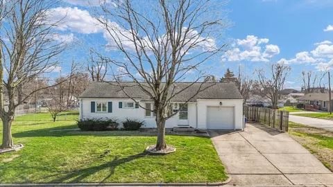 9 Glenview Dr, Decatur, IL 62521