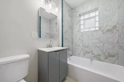 Bath - 5809 S Sangamon St, Chicago, IL 60621 photo 1 of 2