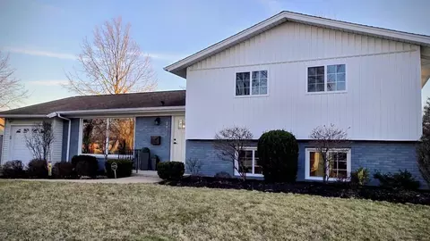 2815 Cooper Ct, Woodridge, IL 60517