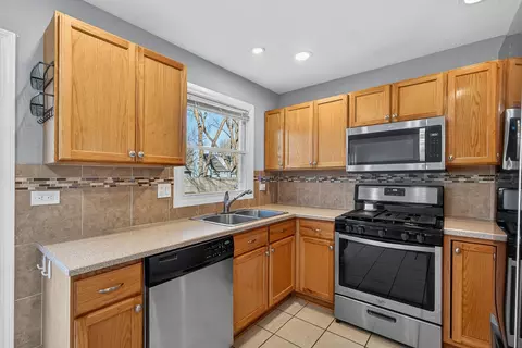 Kitchen - 14 Devonshire Cir, Elgin, IL 60123 photo 2 of 4