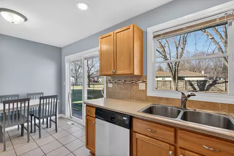 Kitchen - 14 Devonshire Cir, Elgin, IL 60123 photo 3 of 4