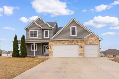 17 Blackstone Cir, Le Claire, IA 52753