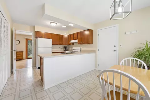 Kitchen - 1013 Hampton Ct, Mchenry, IL 60050 photo 2 of 2